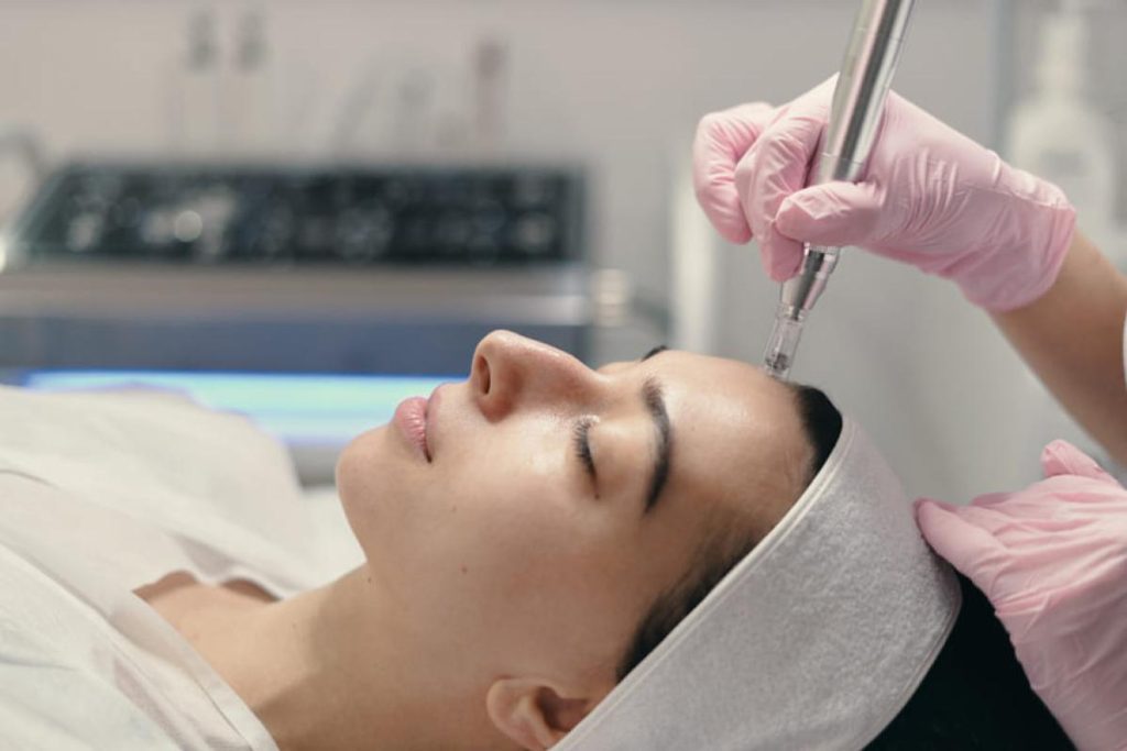  Using Indiba® Deep Care technology for Propionic treatment on the face at Sunway Medispa